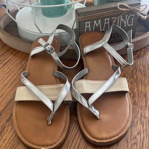 Toms Silver Lexie Patent Strappy Sandals Sz 8.5 - Picture 1 of 6